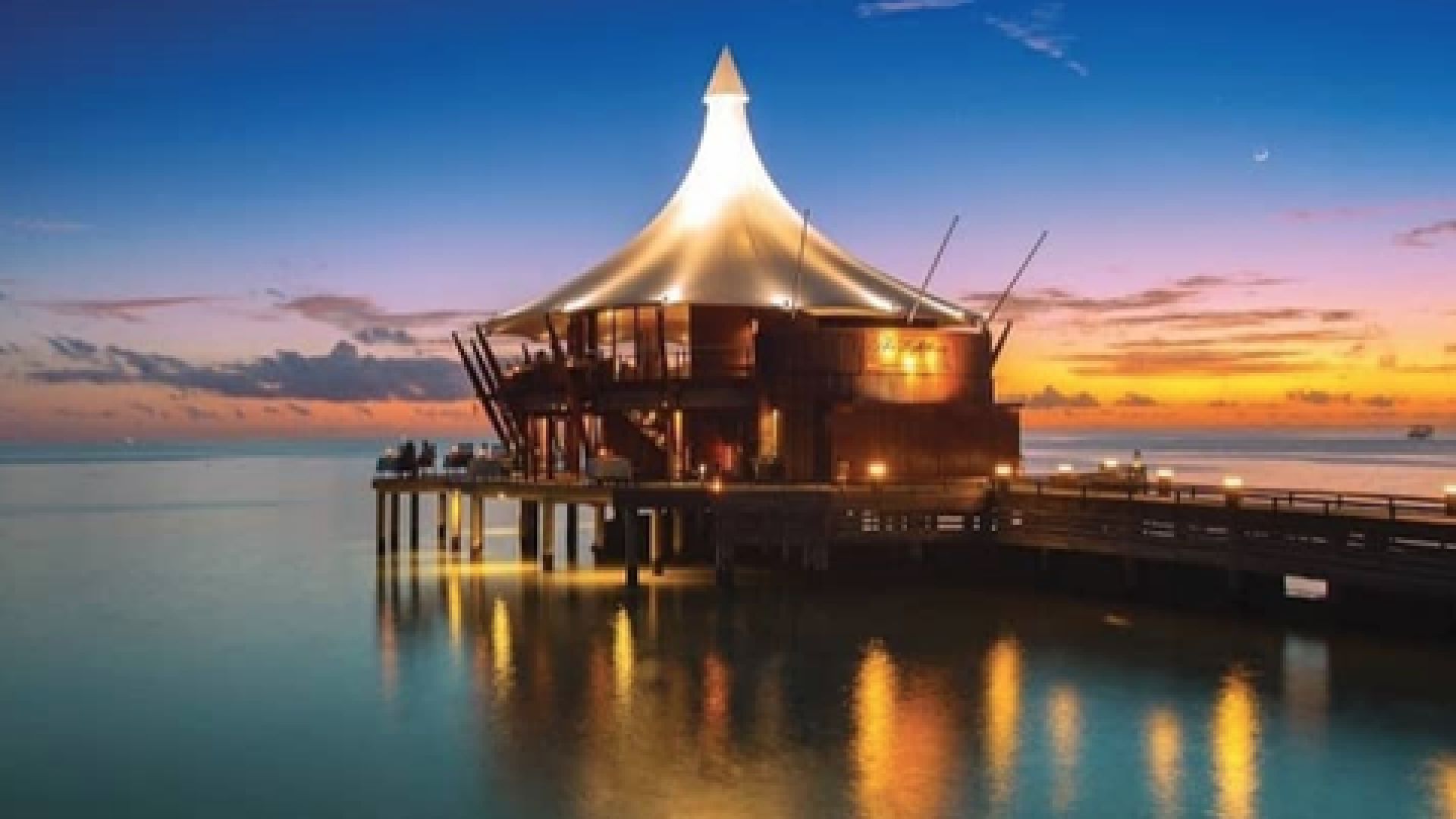 DESTINATION DINING AT THE BEST RESTAURANT IN THE MALDIVES - THE LIGHTHOUSE LOUNGE IN BAROS MALDIVES