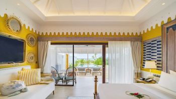 Вилла над водой с 2 спальнями и бассейном