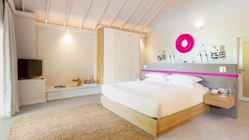 Океанский пляж с бассейном