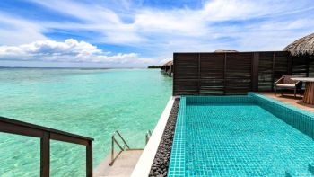 Вилла на воде с бассейном